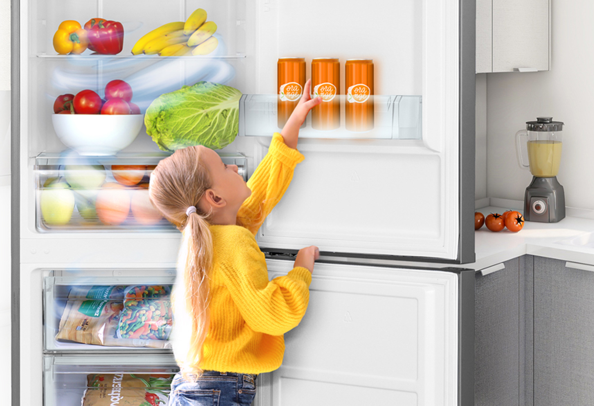 Παρουσιάζει ένα κοριτσάκι το οποίο πιάνει από την πόρτα του ψυγείου ένα αναψυκτικό